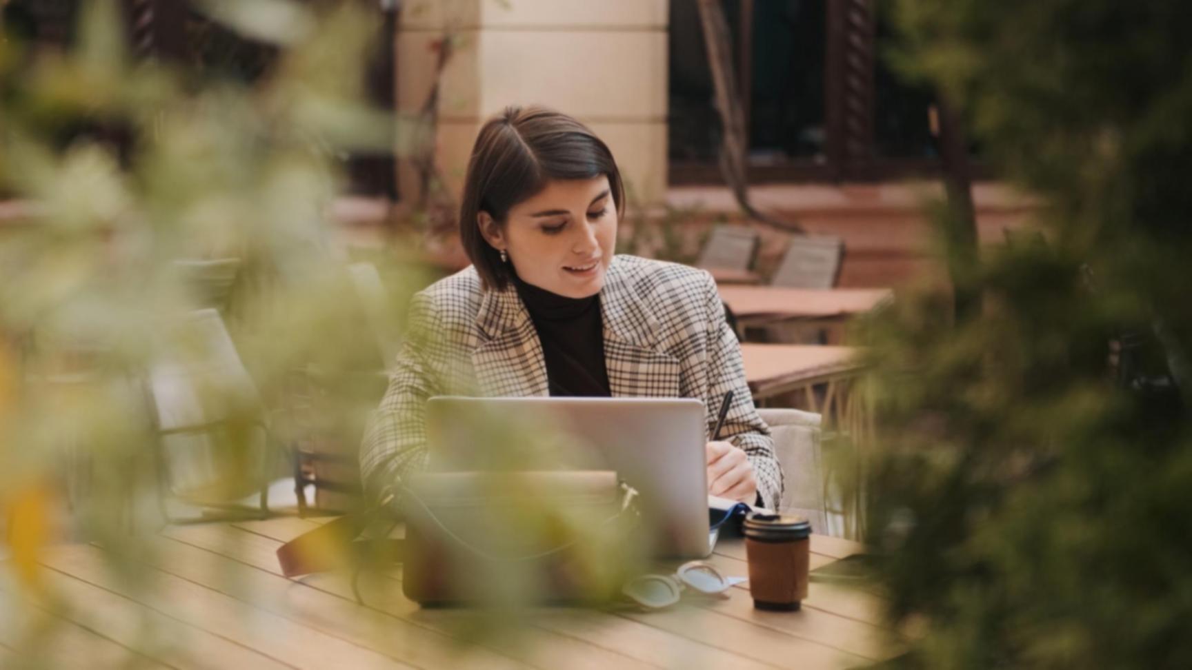 Startup-Team analysiert Finanzunterlagen und entwickelt nachhaltige Wachstumsstrategien