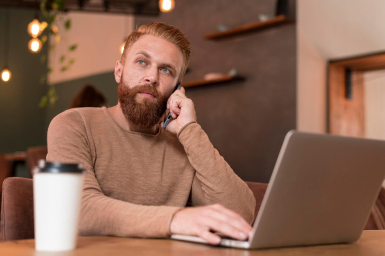 Teilnehmer in einem interaktiven Finanzworkshop diskutieren Strategien