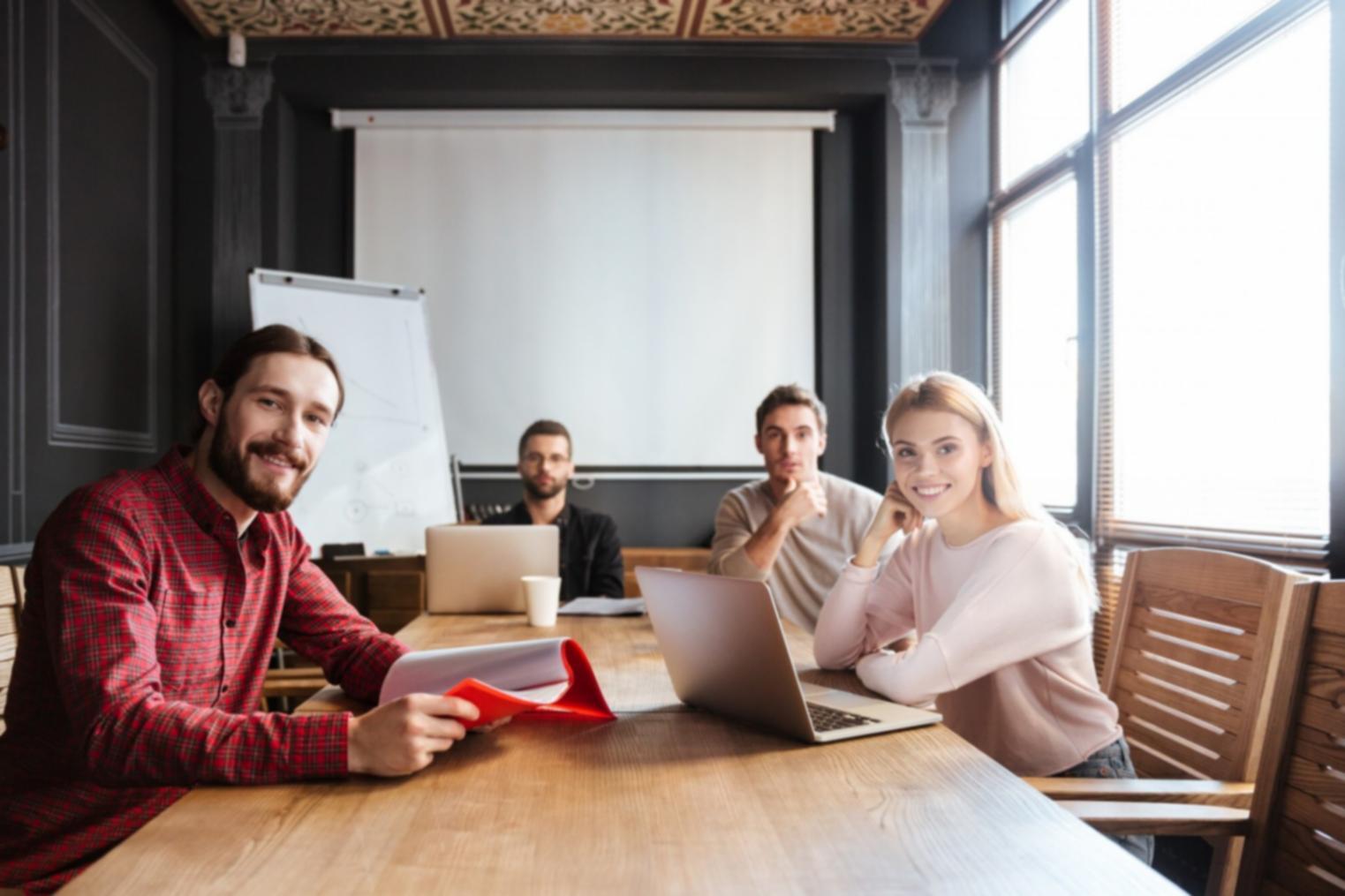 Detaillierte Finanzanalyse und Planungsmaterialien auf einem Arbeitstisch