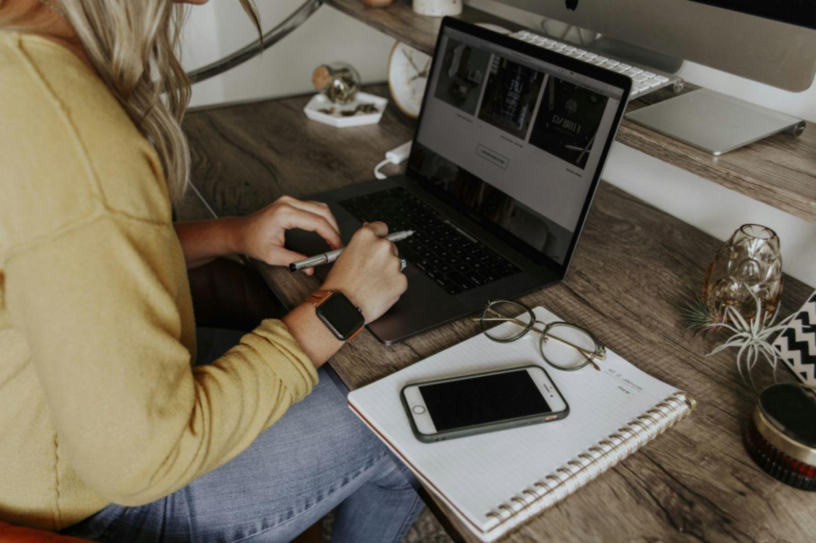 Teilnehmer während einer interaktiven Lernsession mit Finanzunterlagen